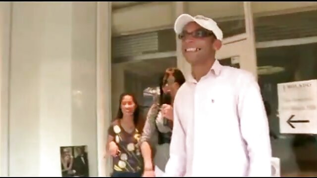 Guy regarde sa copine aux cheveux longs en xxx videos americains baiser une autre