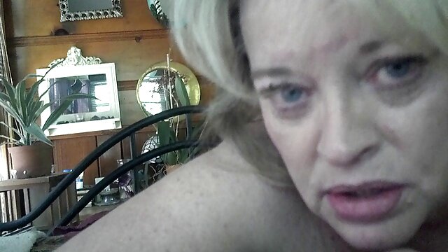 Un entraîneur de arabe francais xxx milf branle la chatte humide d'un jeune athlète sur le canapé