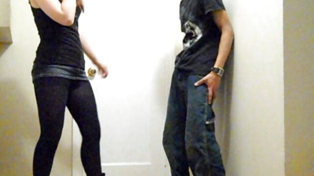 Le styliste avec une grosse bite a fait frire un client régulier dans un cul porno français mp4 juteux