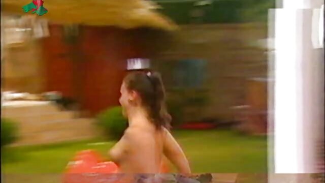 Une fille mince est venue pour un massage érotique et a fait l'amour sur le canapé pornos vintage français