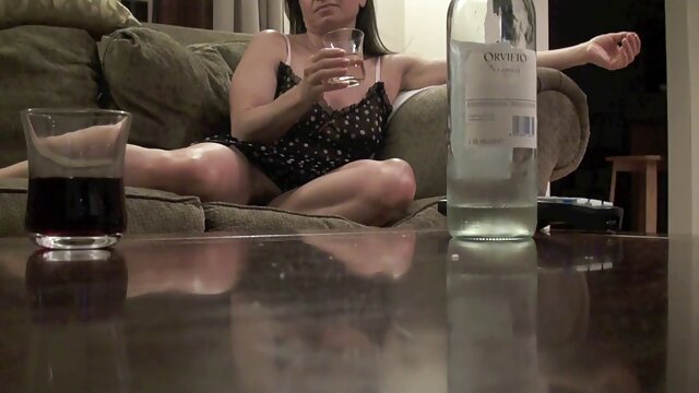 Les jeux lesbiens du Nouvel An film porno vidéo américain se sont terminés par une anale douce et du sperme dans le cul