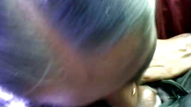 Sur film porno vf gratuit la table, une petite lesbienne baise son amie avec un gros strapon