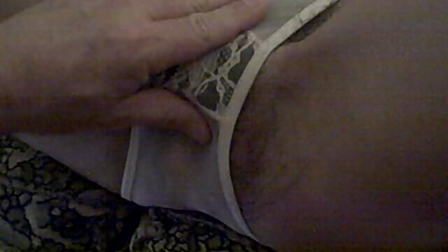 Horny porno francais ecole babe sur le canapé écarte les jambes et plaît à la chatte