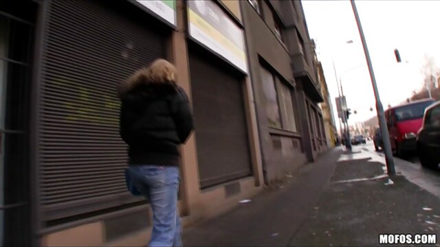 Sur filme porno en francai le sol du gymnase, des lesbiennes nues se lèchent la chatte